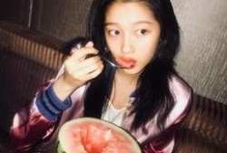 冬雨生活照吃瓜,这生活太接地气了！