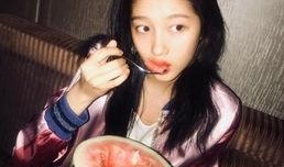 冬雨生活照吃瓜,这生活太接地气了！