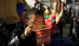 春运吃瓜的图片,趣味横生的回家路