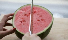 大口的吃瓜,畅享夏日清凉时光