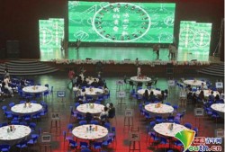 现场吃瓜的照片真实,捕捉夏日街头欢乐时光