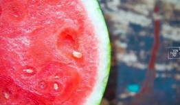 大口的吃瓜,畅享夏日清凉时光