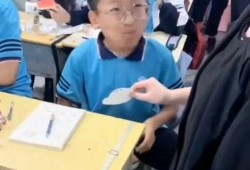 老师给孩子吃瓜,老师与孩子共享甜蜜时光