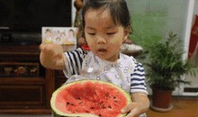 吃瓜群众吃西瓜看戏场面,吃瓜群众西瓜戏场一幕