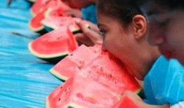 吃瓜群众吃西瓜看戏场面,吃瓜群众西瓜戏场一幕