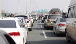 春运吃瓜的图片,趣味横生的回家路