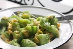 况盛和三三吃瓜,瓜田里的欢乐时光