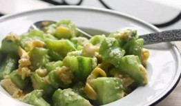 况盛和三三吃瓜,瓜田里的欢乐时光