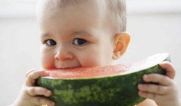 小孩吃瓜发烧,家长需警惕儿童饮食安全