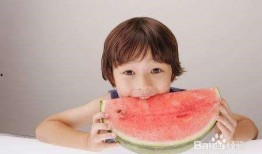 小孩吃瓜发烧,家长需警惕儿童饮食安全