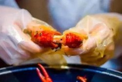 吃个夜宵还有瓜吃,美味与娱乐双重享受