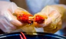 吃个夜宵还有瓜吃,美味与娱乐双重享受