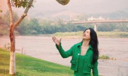 冬雨生活照吃瓜,这生活太接地气了！